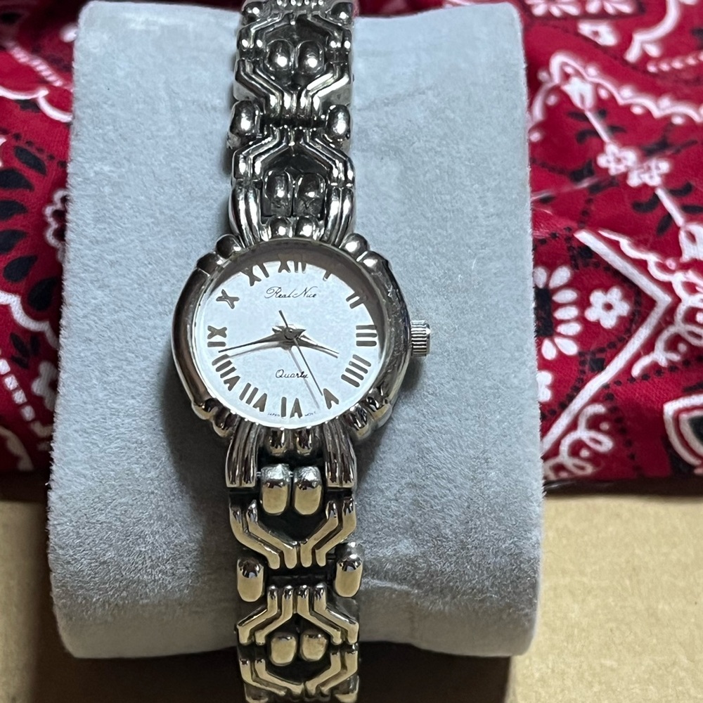 Cute working silvertone quartz watch